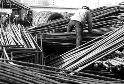 5%,國(guó)內(nèi)鋼材出口退稅率降為8%,工人在搬運(yùn)鋼材.圖/cfp